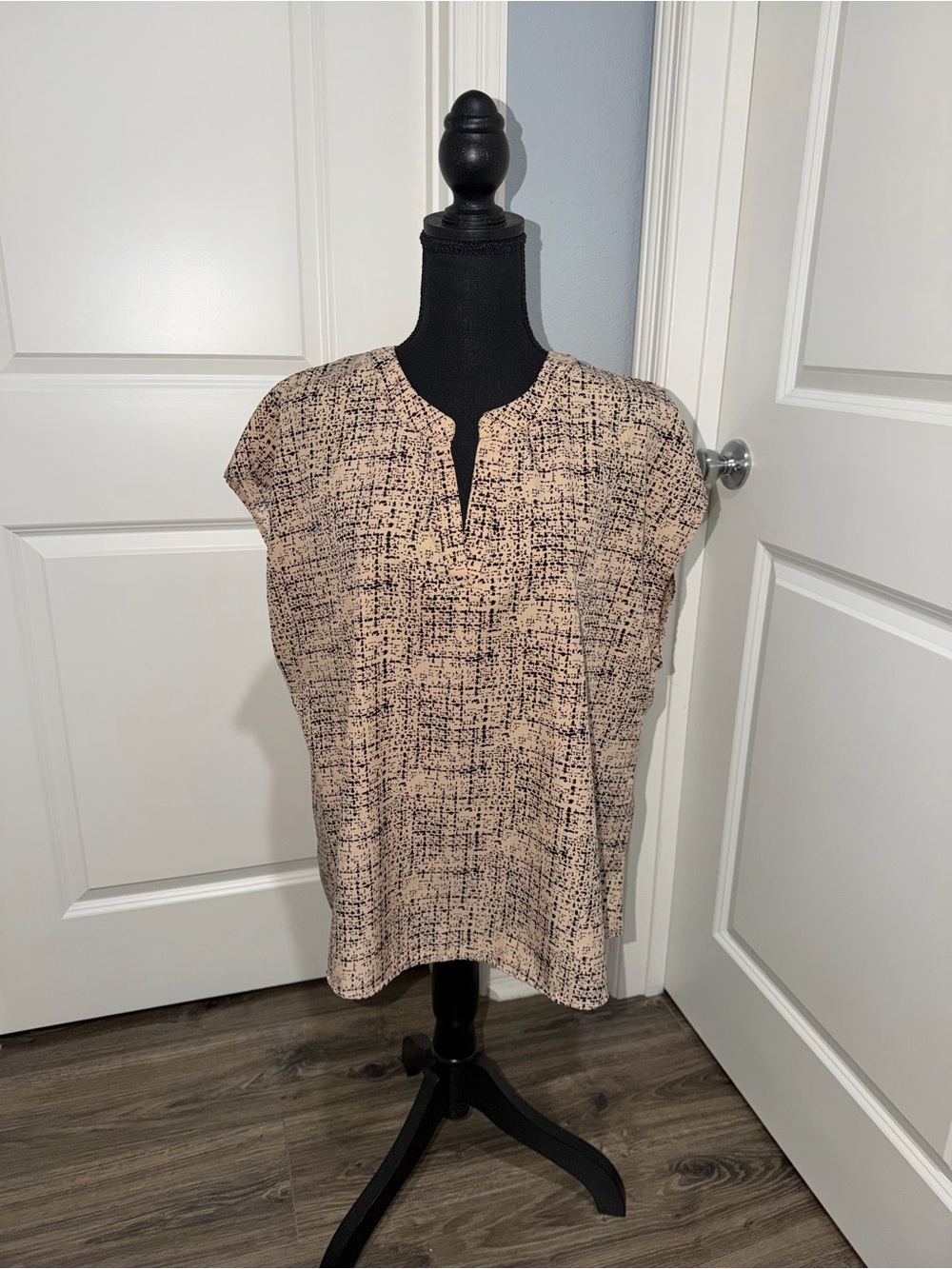 Women's Short Sleeve Split-Neck Printed Top - Beige/Black size 1XL